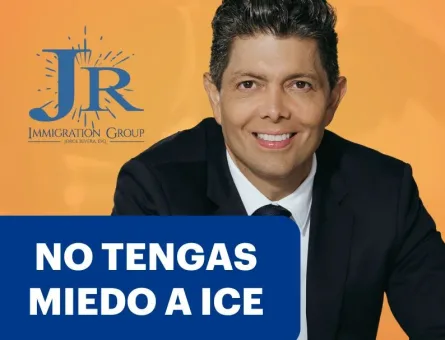 Abogado de inmigración en EE. UU. hablando con un cliente, transmitiendo confianza y esperanza.