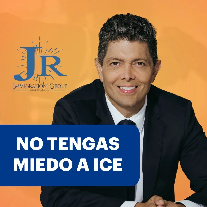 Abogado de inmigración en EE. UU. hablando con un cliente, transmitiendo confianza y esperanza.