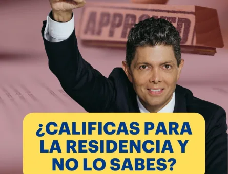 El abogado de inmigración Jorge Rivera sonríe con el puño en alto frente a un documento con un sello de 'APPROVED', destacando la frase '¿Calificas para la Residencia y No lo Sabes?'.