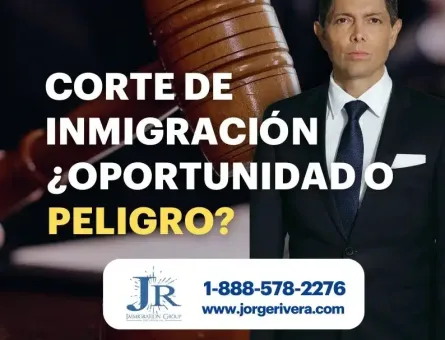 Abogado de inmigración Jorge Rivera preguntando si la Corte de Inmigración es oportunidad o peligro, con mazo de juez de fondo. Número de contacto 888-578-2276.